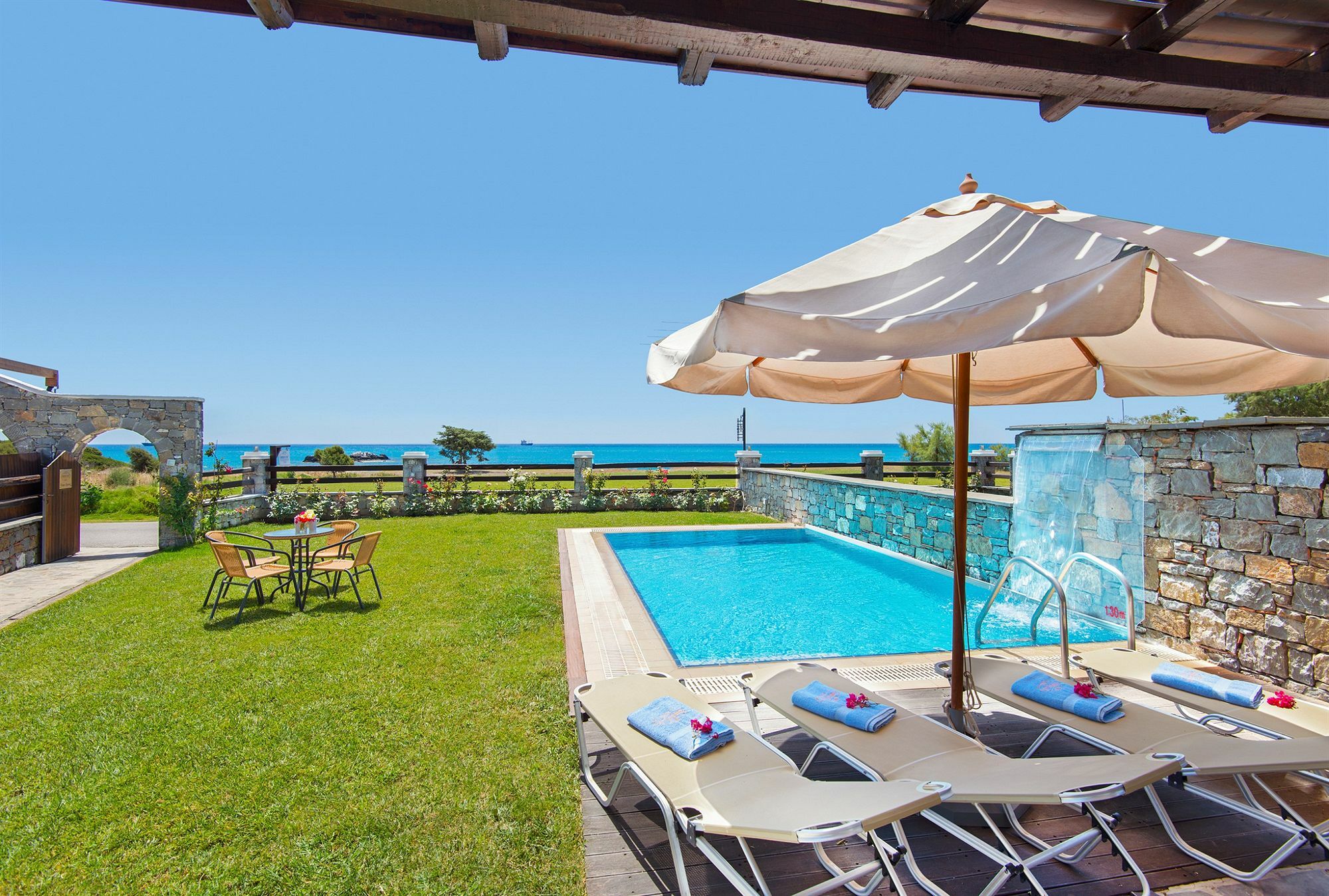 Villa Horizon Line